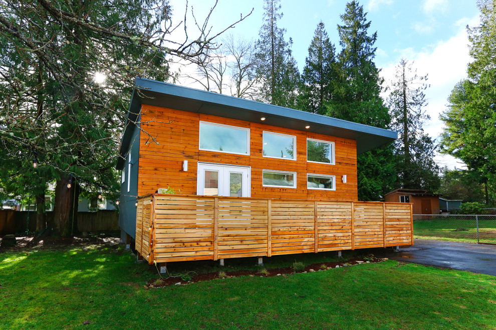 Idées déco pour une petite façade de maison bleue scandinave de plain-pied avec un revêtement mixte et un toit en appentis.