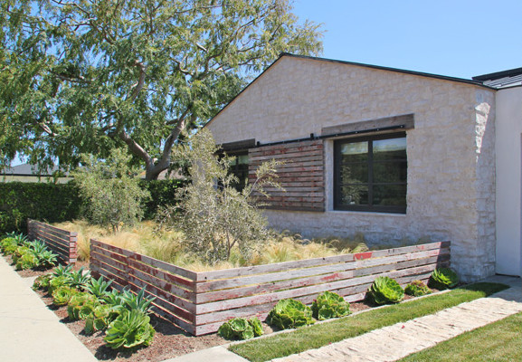 Einstöckiges Modernes Haus mit Backsteinfassade und grauer Fassadenfarbe in Orange County