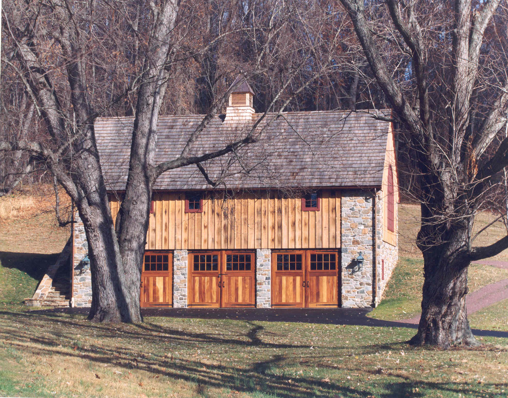 Foto della facciata di una casa classica con rivestimento in pietra