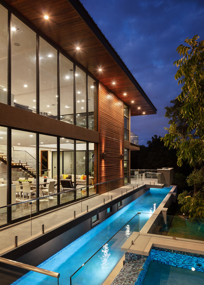 Idee per la villa marrone contemporanea a due piani con rivestimento in vetro e tetto piano