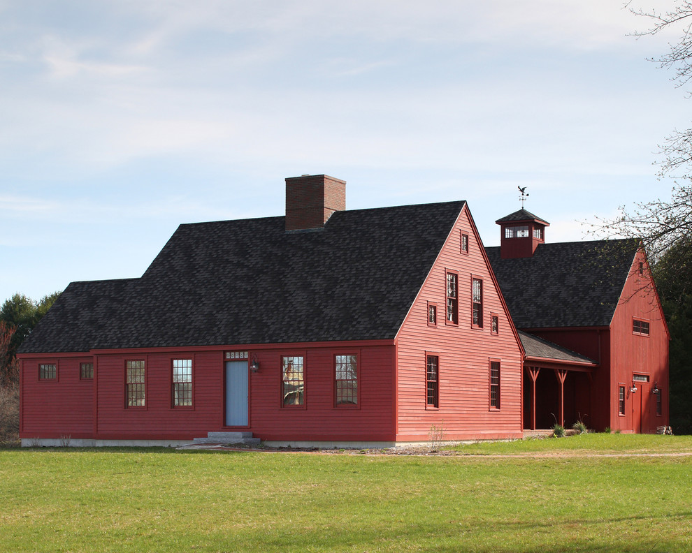 Exemple d'une façade de grange rénovée rouge nature à un étage.