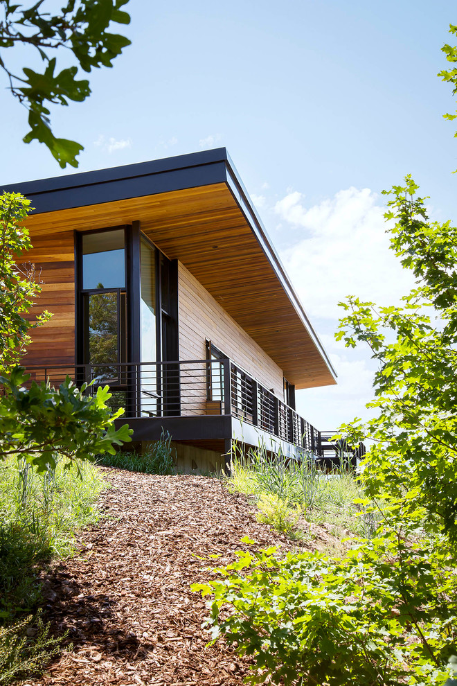 Идея дизайна: большой, одноэтажный, деревянный частный загородный дом в стиле модернизм с односкатной крышей и крышей из смешанных материалов