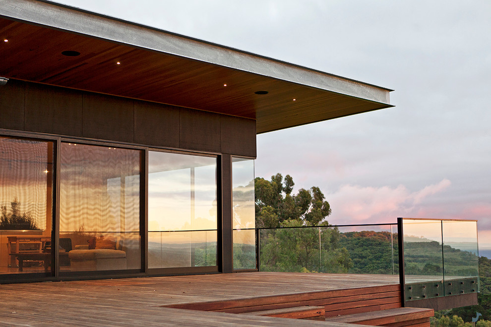 Idées déco pour une très grande façade de maison marron contemporaine en bois à un étage avec un toit en appentis.