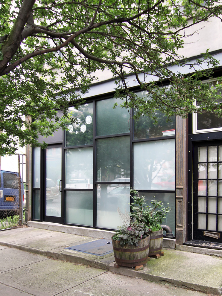 Mittelgroßes, Zweistöckiges Modernes Haus mit Glasfassade und schwarzer Fassadenfarbe in New York