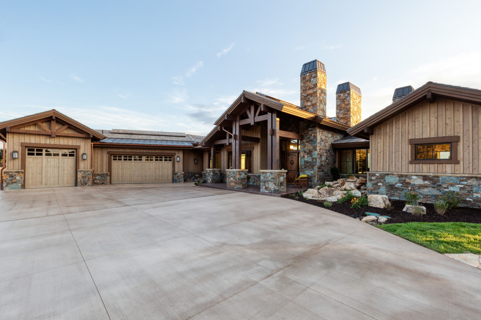 Einstöckiges Uriges Haus mit brauner Fassadenfarbe, Satteldach und Misch-Dachdeckung in Salt Lake City