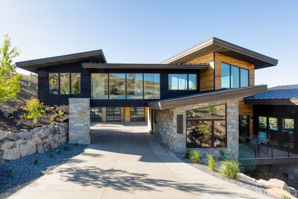 Zweistöckiges Rustikales Einfamilienhaus mit Mix-Fassade, bunter Fassadenfarbe, Pultdach und Blechdach in Salt Lake City