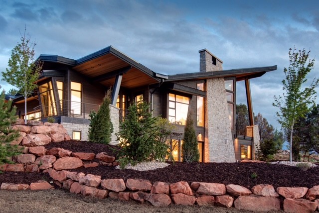 Zweistöckiges Modernes Haus mit Mix-Fassade und brauner Fassadenfarbe in Salt Lake City
