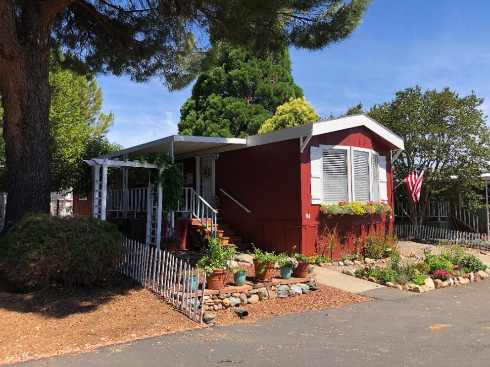 Kleines, Einstöckiges Landhaus Haus mit roter Fassadenfarbe und Schindeldach in Sacramento