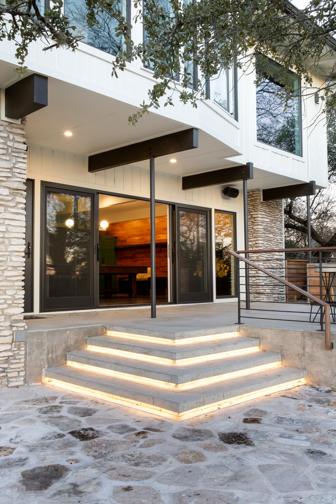 Großes, Zweistöckiges Modernes Einfamilienhaus mit Mix-Fassade, bunter Fassadenfarbe, Satteldach und Blechdach in Austin