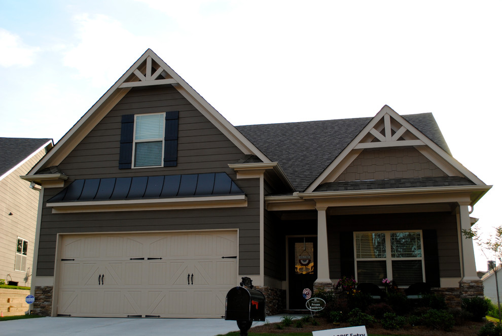 Kleines, Einstöckiges Rustikales Einfamilienhaus mit Mix-Fassade, grauer Fassadenfarbe, Satteldach und Misch-Dachdeckung in Atlanta