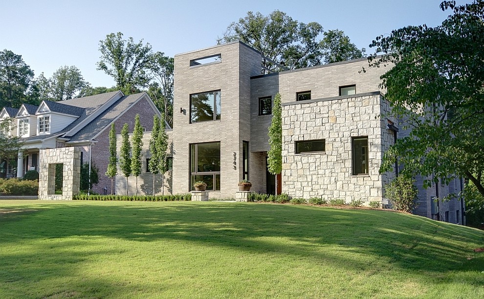 Ispirazione per la facciata di una casa moderna con rivestimento in pietra