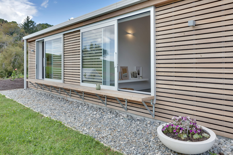 Großes, Einstöckiges Industrial Haus mit brauner Fassadenfarbe, Satteldach und Ziegeldach in Auckland