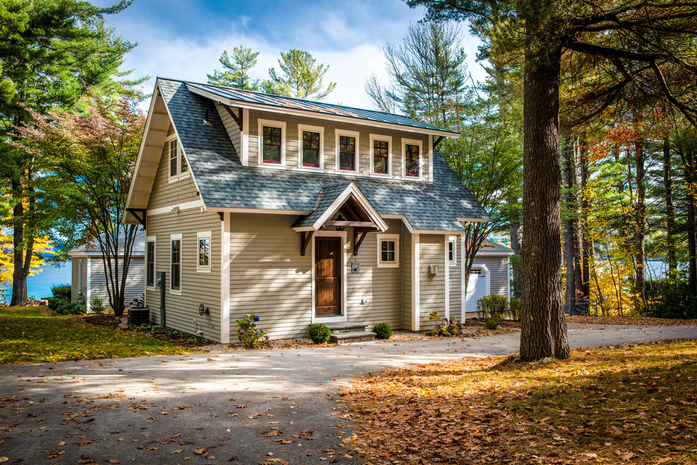 Kleine, Zweistöckige Country Holzfassade Haus mit grauer Fassadenfarbe und Satteldach in Boston