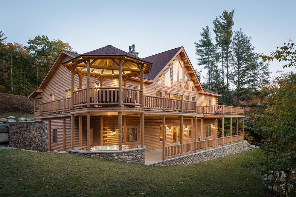 Idées déco pour une grande façade de maison marron montagne en bois à deux étages et plus avec un toit à deux pans et un toit en shingle.