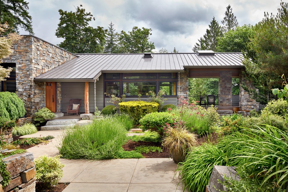 Großes, Zweistöckiges Rustikales Einfamilienhaus mit Mix-Fassade, bunter Fassadenfarbe und Blechdach in Seattle