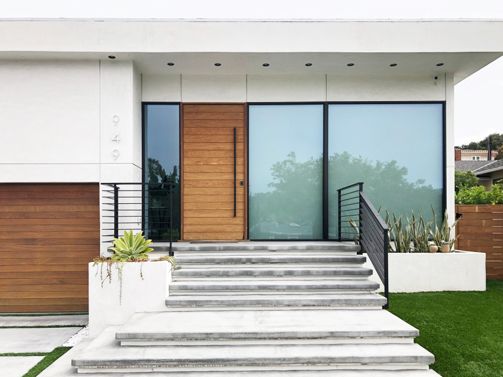 Идея дизайна: большой, одноэтажный, белый частный загородный дом в стиле модернизм с облицовкой из цементной штукатурки и плоской крышей
