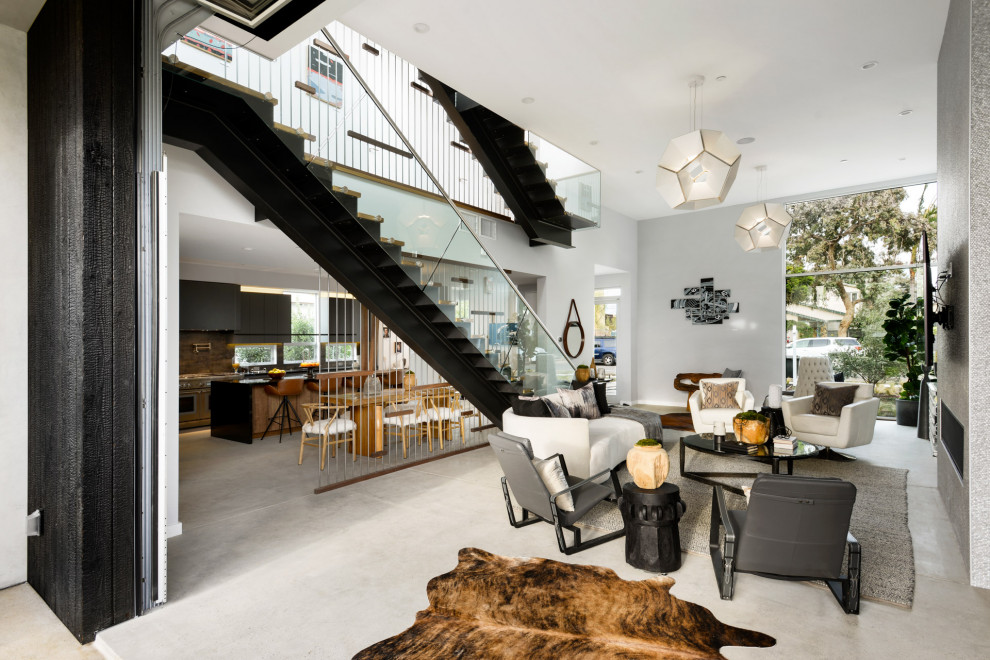 Idée de décoration pour une grande façade de maison noire minimaliste en bois à un étage avec un toit plat.