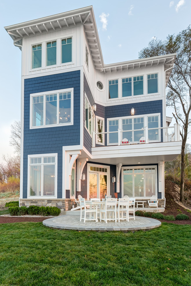 Свежая идея для дизайна: большой, трехэтажный, синий частный загородный дом в морском стиле с облицовкой из ЦСП и крышей из гибкой черепицы - отличное фото интерьера