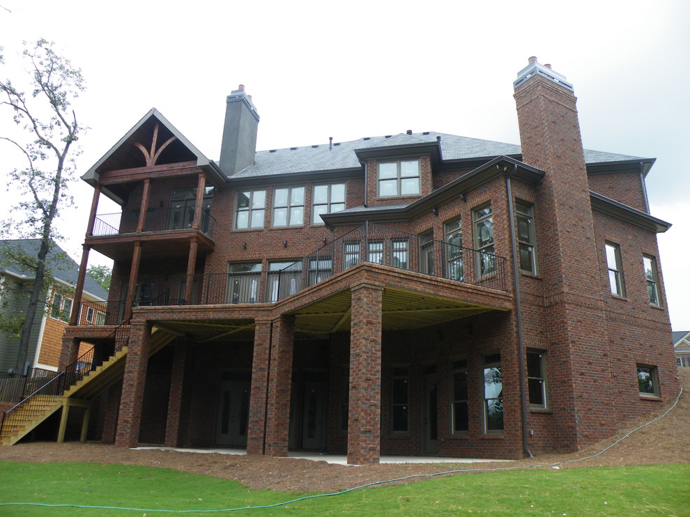 Bild på ett stort rustikt brunt hus, med tre eller fler plan och tegel