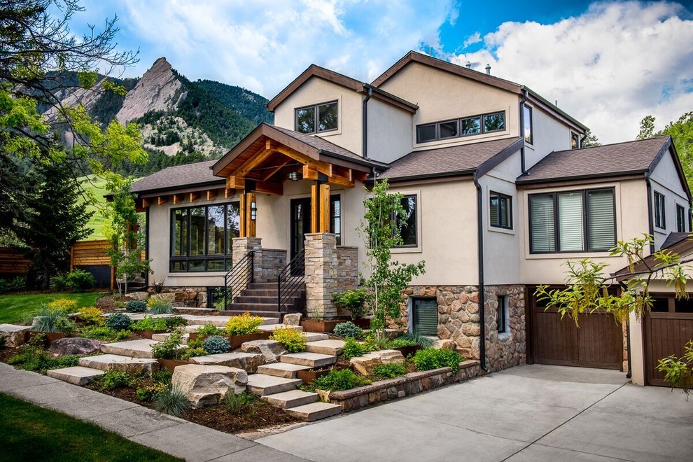 Geräumiges, Dreistöckiges Uriges Haus mit Mix-Fassade, beiger Fassadenfarbe und Satteldach in Denver