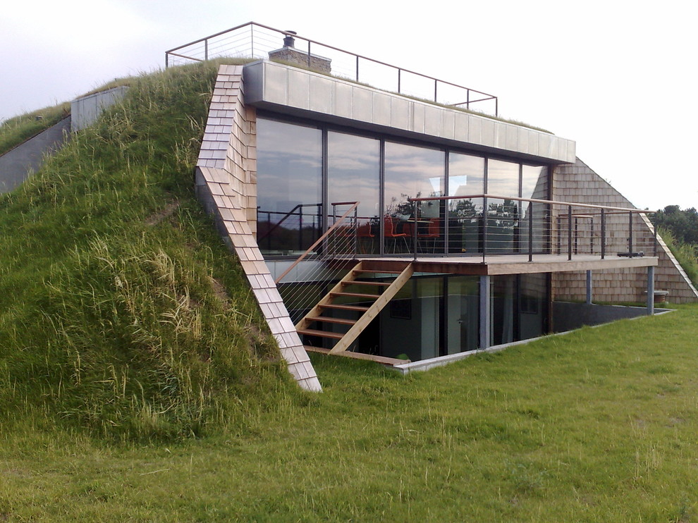 Zweistöckiges, Mittelgroßes Modernes Haus mit Betonfassade, grüner Fassadenfarbe und Flachdach in Aalborg