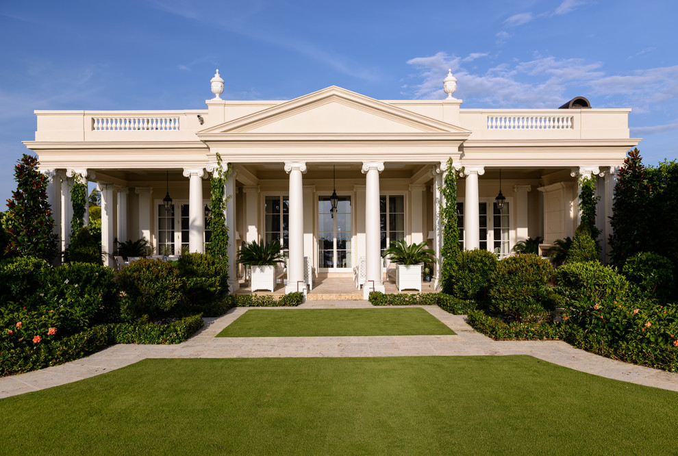 Exemple d'une façade de maison beige chic de plain-pied.