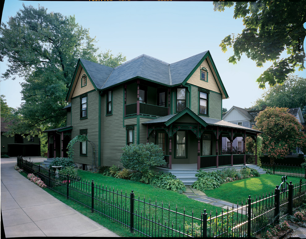 Idéer för att renovera ett stort vintage grönt hus, med två våningar, sadeltak och tak i shingel