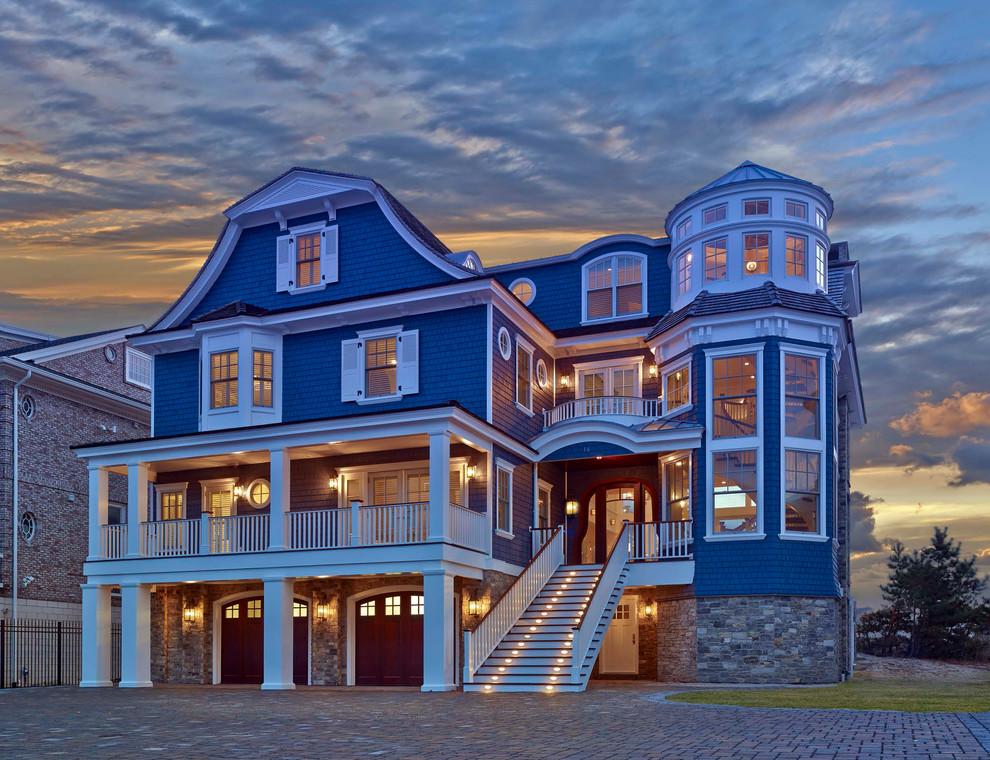 Inspiration för mycket stora maritima blå hus, med tre eller fler plan och tak i mixade material
