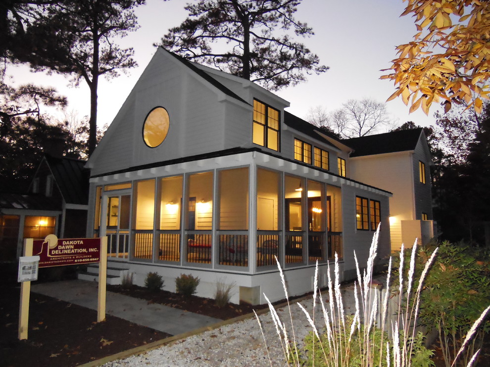 Imagen de fachada blanca de estilo americano de tamaño medio de dos plantas con revestimiento de aglomerado de cemento y tejado a dos aguas