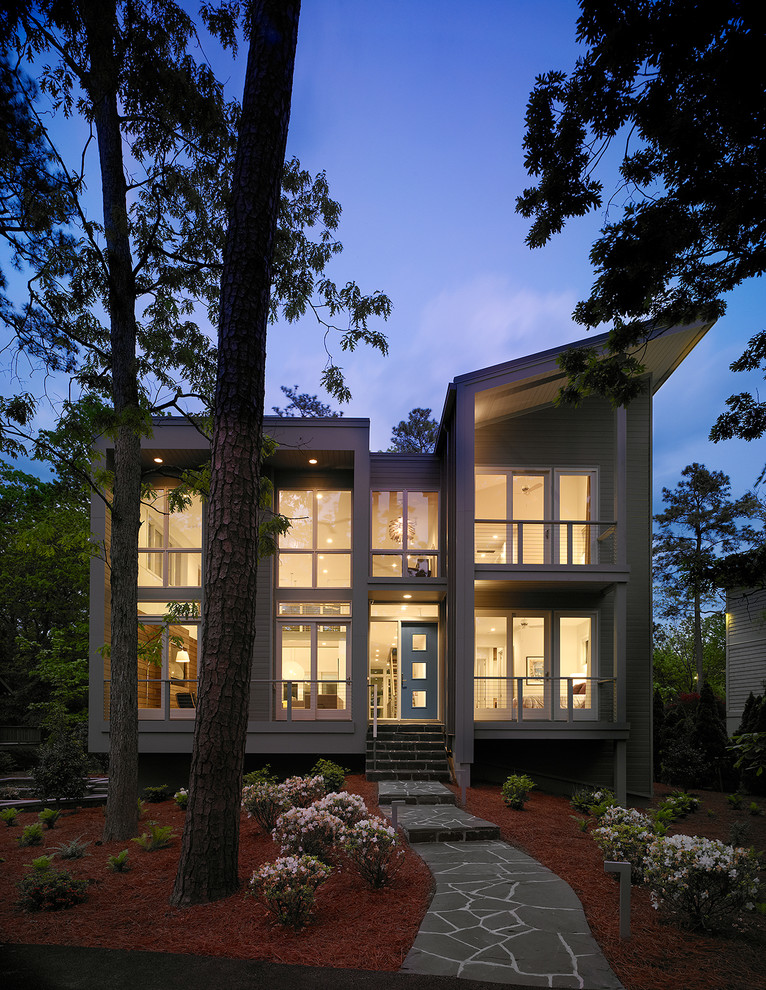На фото: огромный, двухэтажный, деревянный, серый дом в стиле модернизм с плоской крышей