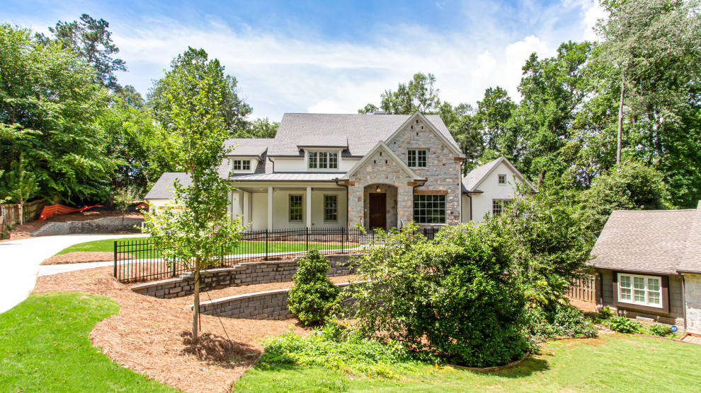 Geräumiges, Zweistöckiges Klassisches Einfamilienhaus mit gestrichenen Ziegeln, weißer Fassadenfarbe, Satteldach und Schindeldach in Atlanta
