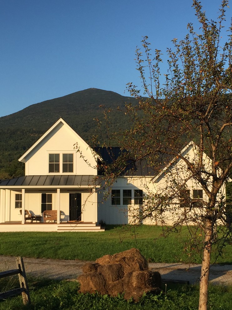 Foto de fachada blanca de estilo de casa de campo de tamaño medio de dos plantas con revestimiento de aglomerado de cemento