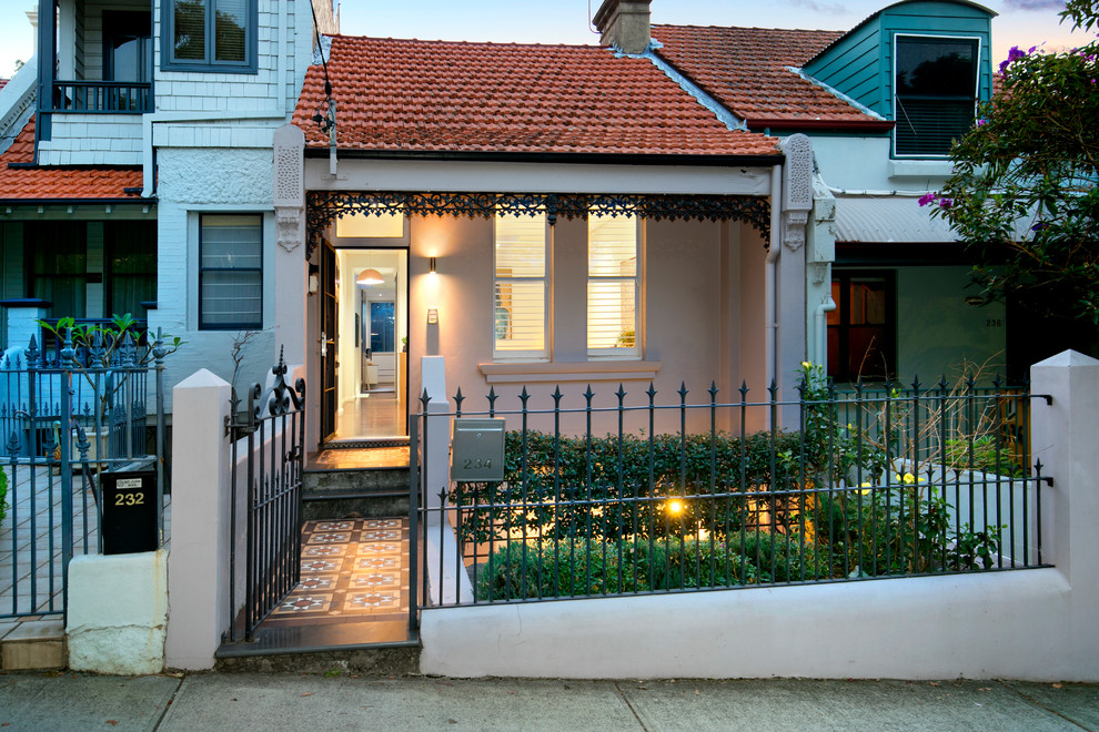Einstöckiges Modernes Einfamilienhaus mit Walmdach und Blechdach in Sydney