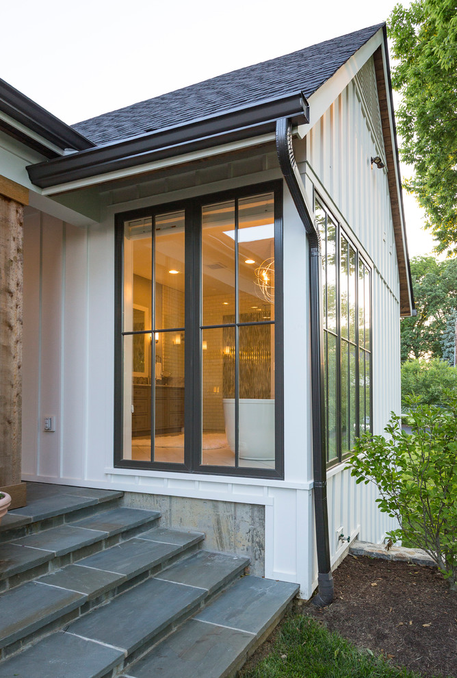 Einstöckiges Country Haus mit Faserzement-Fassade, weißer Fassadenfarbe und Satteldach in Cincinnati