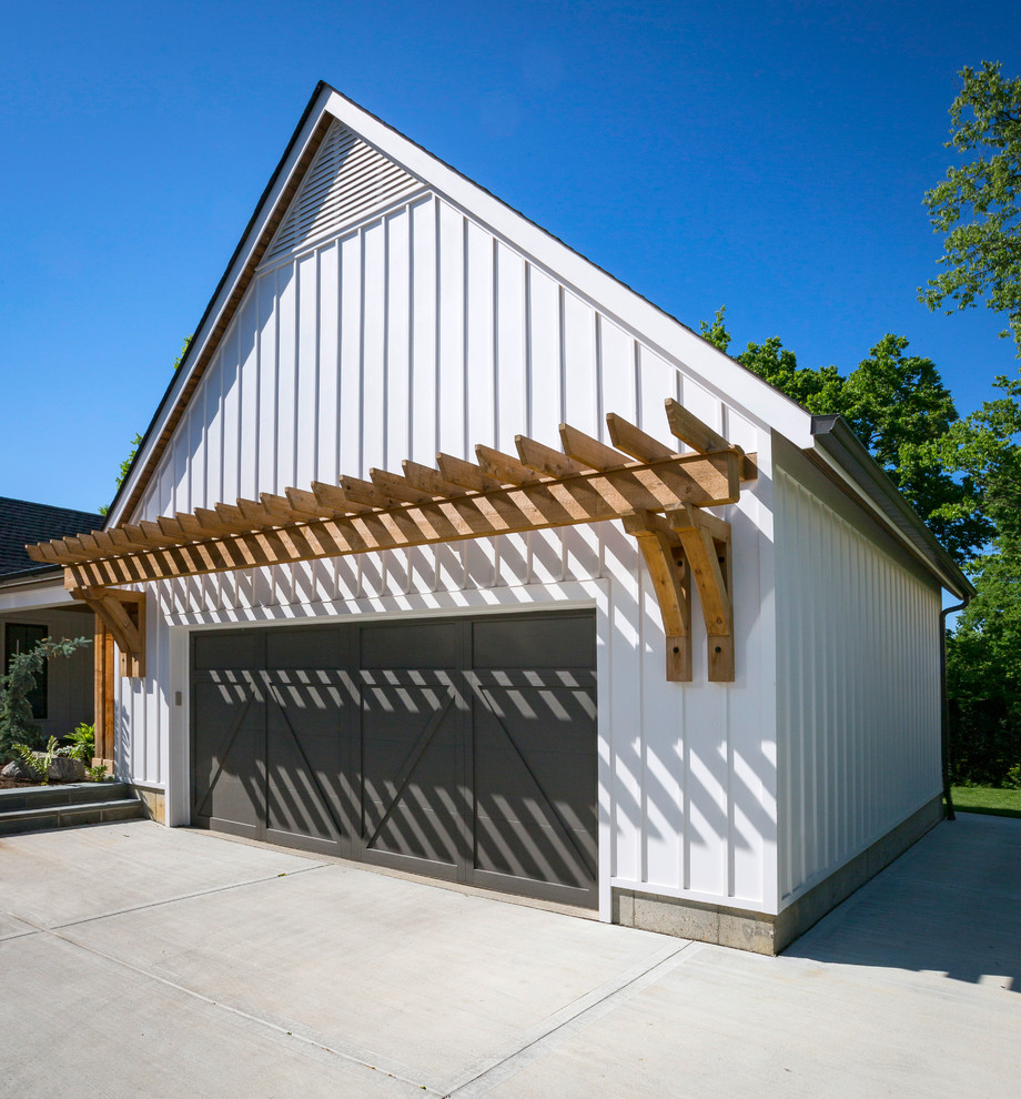 Zweistöckiges Country Haus mit Faserzement-Fassade, weißer Fassadenfarbe und Satteldach in Cincinnati