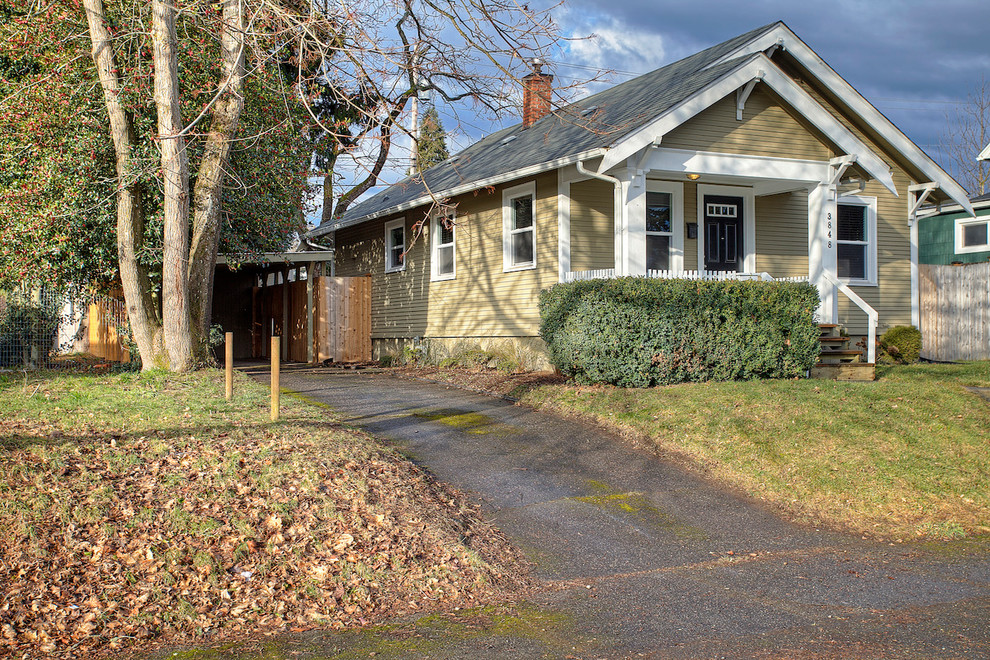 Kleine, Einstöckige Klassische Holzfassade Haus mit gelber Fassadenfarbe in Seattle
