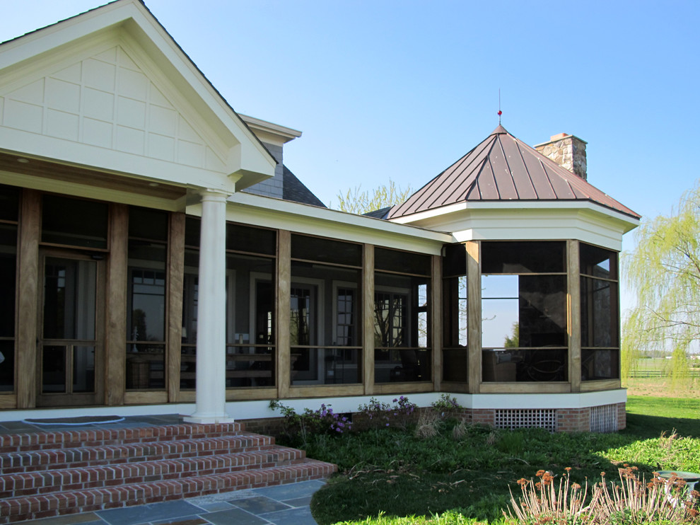 Immagine della facciata di una casa bianca classica a un piano di medie dimensioni con rivestimento in vetro e tetto a capanna