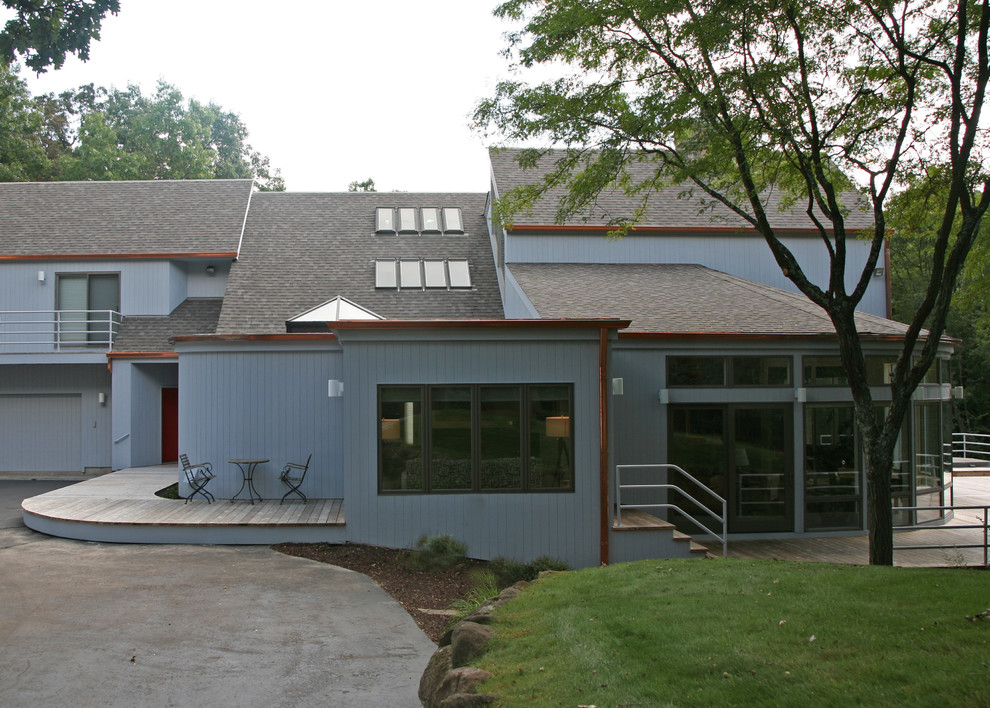 Photo of a modern house exterior in Milwaukee with wood cladding.