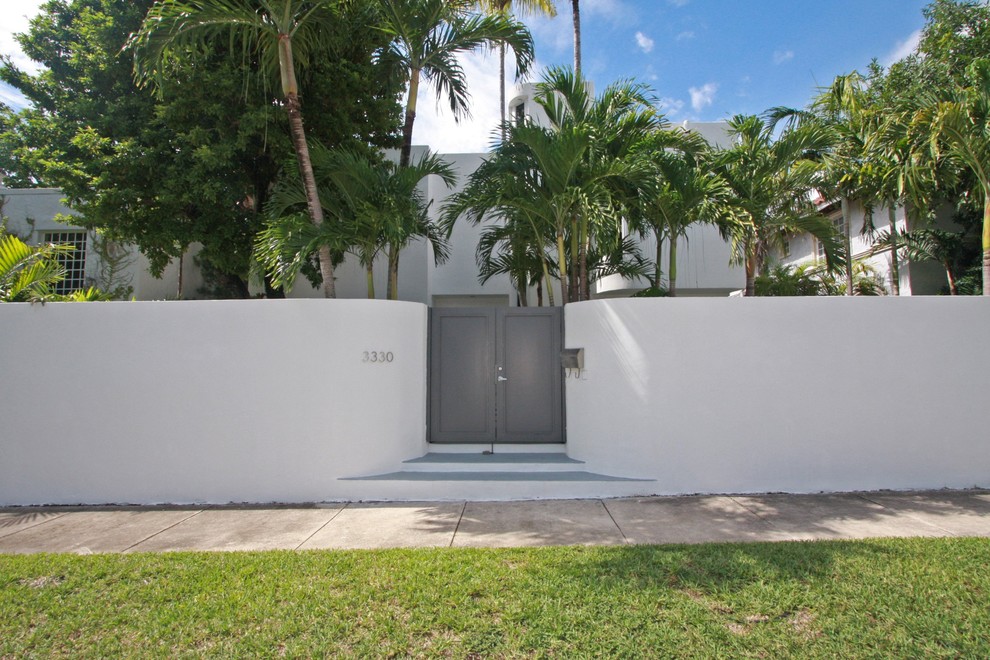 Contemporary house exterior in Miami.