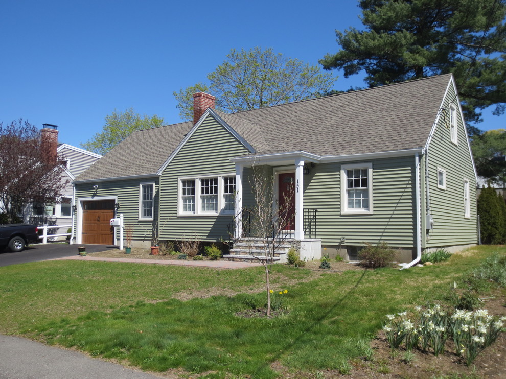 Mittelgroßes, Zweistöckiges Landhaus Einfamilienhaus mit Vinylfassade, grüner Fassadenfarbe, Satteldach und Schindeldach in Boston