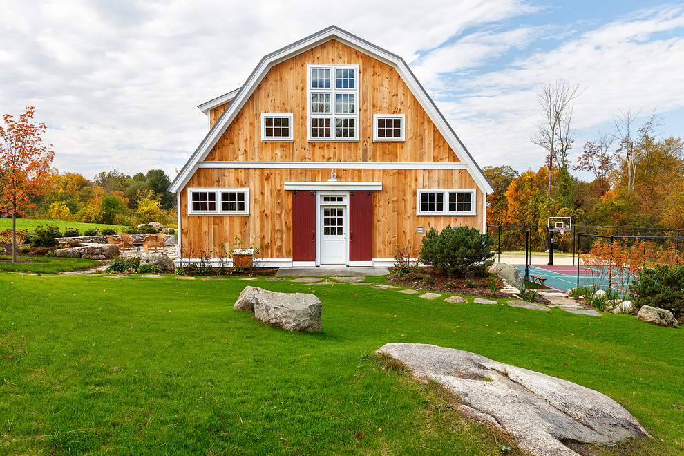 Ejemplo de fachada de casa beige de estilo de casa de campo de tamaño medio de dos plantas con revestimiento de madera, tejado a doble faldón y tejado de metal