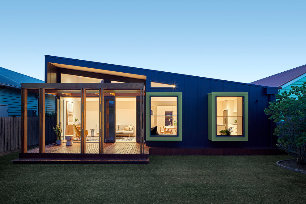На фото: одноэтажный, фиолетовый частный загородный дом среднего размера в современном стиле с комбинированной облицовкой, крышей-бабочкой, металлической крышей, белой крышей и отделкой планкеном