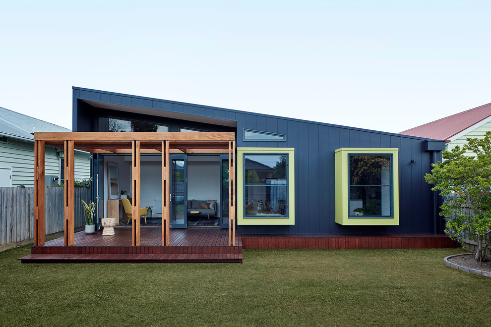 Стильный дизайн: одноэтажный, фиолетовый частный загородный дом среднего размера в современном стиле с облицовкой из ЦСП, крышей-бабочкой, металлической крышей, белой крышей и отделкой планкеном - последний тренд