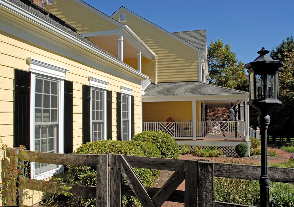 Источник вдохновения для домашнего уюта: большой, двухэтажный, деревянный, желтый дом в классическом стиле с двускатной крышей