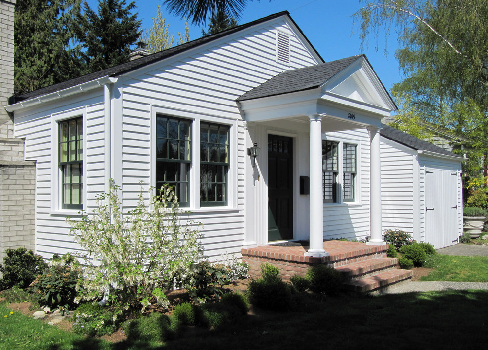 Kleines, Einstöckiges Klassisches Haus mit Faserzement-Fassade, weißer Fassadenfarbe und Satteldach in Seattle
