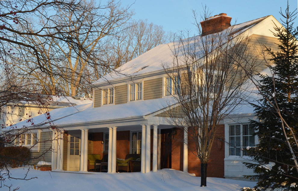 Immagine della facciata di una casa beige classica a due piani di medie dimensioni con rivestimento in vinile