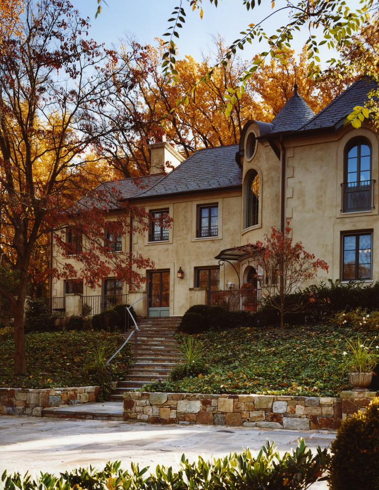 ワシントンD.C.にあるトラディショナルスタイルのおしゃれな家の外観 (漆喰サイディング) の写真