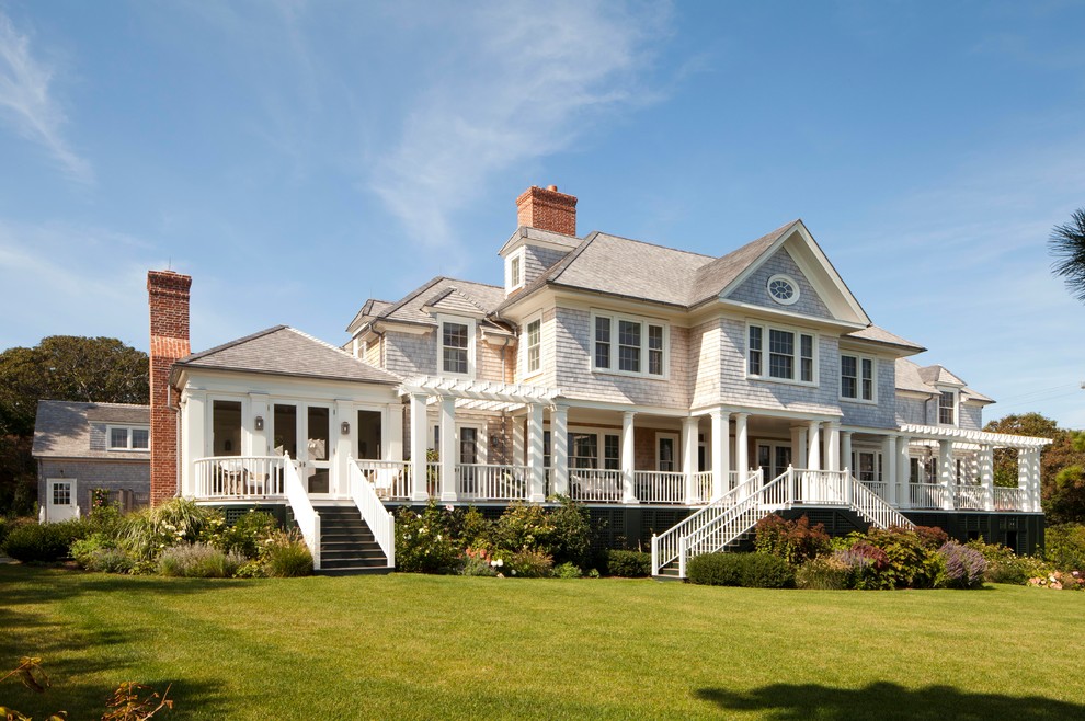 Große, Zweistöckige Maritime Holzfassade Haus mit brauner Fassadenfarbe in Boston