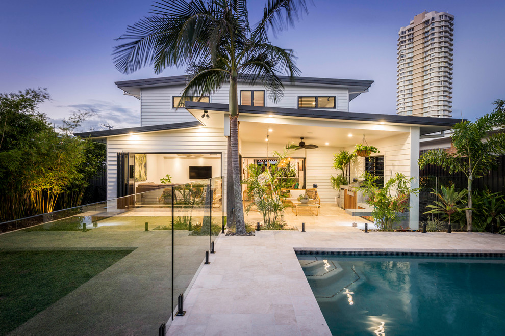 Zweistöckiges Modernes Einfamilienhaus mit Vinylfassade, weißer Fassadenfarbe und Pultdach in Gold Coast - Tweed