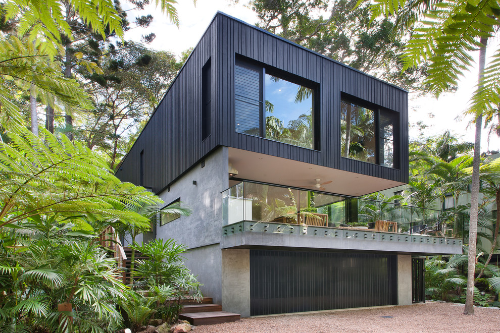 На фото: трехэтажный, серый частный загородный дом в современном стиле с комбинированной облицовкой и плоской крышей
